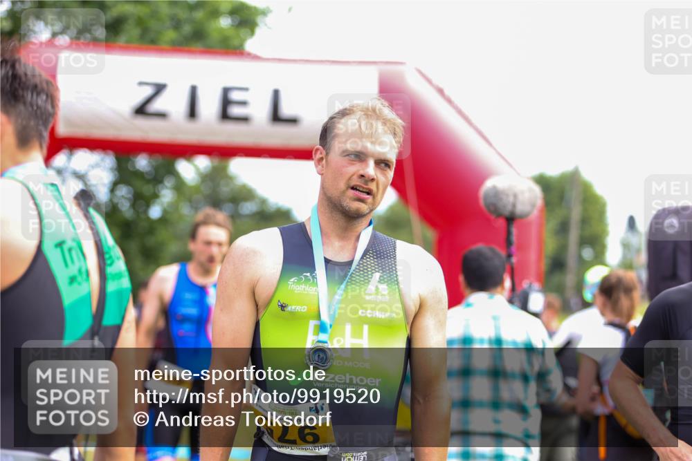 21.06.2026 - 29. Vierlanden-Triathlon Andreas Tolksdorf http://msf.ph/oto/9919520 21.06.2026 12:51:12 Ziel 231, 640, 909, 912, 926, 957, 964 meine-sportfotos.de