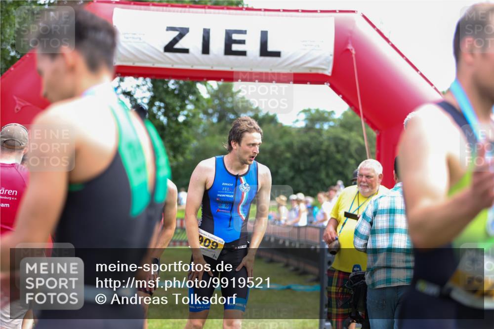 21.06.2026 - 29. Vierlanden-Triathlon Andreas Tolksdorf http://msf.ph/oto/9919521 21.06.2026 12:51:13 Ziel 231, 640, 912, 926, 957, 964 meine-sportfotos.de
