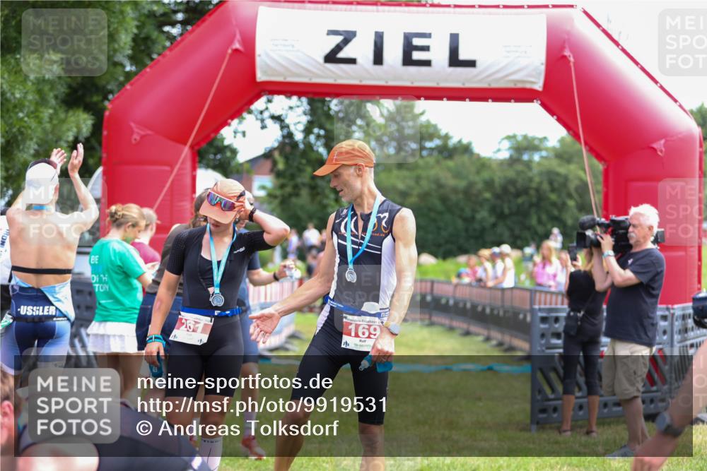 21.06.2026 - 29. Vierlanden-Triathlon Andreas Tolksdorf http://msf.ph/oto/9919531 21.06.2026 12:51:40 Ziel 665, 918, 946 meine-sportfotos.de