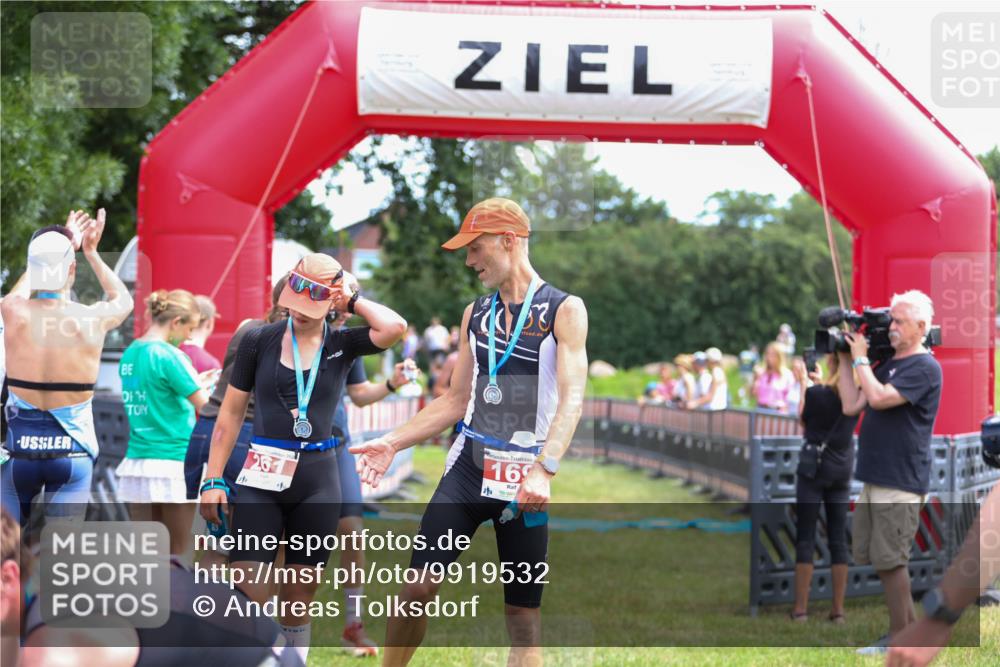 21.06.2026 - 29. Vierlanden-Triathlon Andreas Tolksdorf http://msf.ph/oto/9919532 21.06.2026 12:51:40 Ziel 665, 918, 946 meine-sportfotos.de