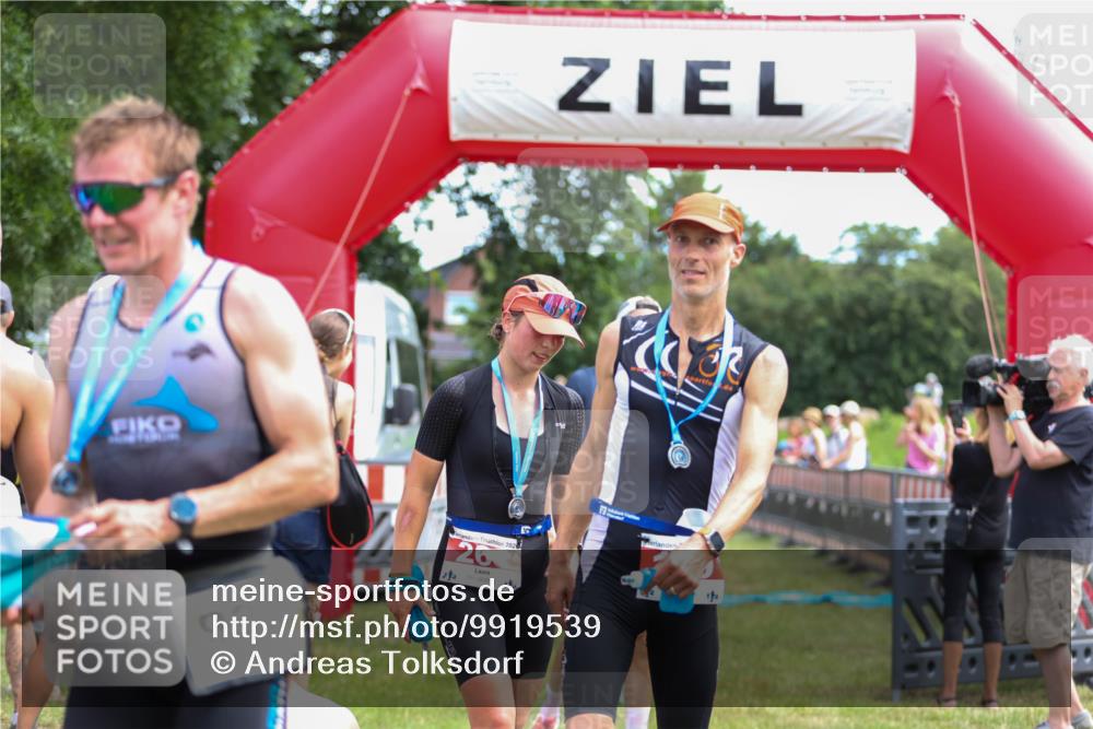21.06.2026 - 29. Vierlanden-Triathlon Andreas Tolksdorf http://msf.ph/oto/9919539 21.06.2026 12:51:41 Ziel 665, 918, 921, 946 meine-sportfotos.de