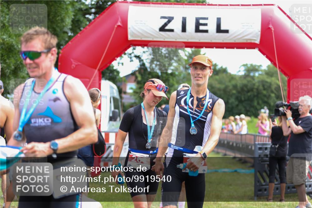 21.06.2026 - 29. Vierlanden-Triathlon Andreas Tolksdorf http://msf.ph/oto/9919540 21.06.2026 12:51:41 Ziel 665, 918, 921, 946 meine-sportfotos.de
