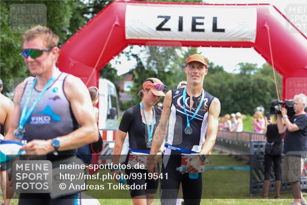 21.06.2026 - 29. Vierlanden-Triathlon Andreas Tolksdorf http://msf.ph/oto/9919541 21.06.2026 12:51:41 Ziel 665, 918, 921, 946 meine-sportfotos.de