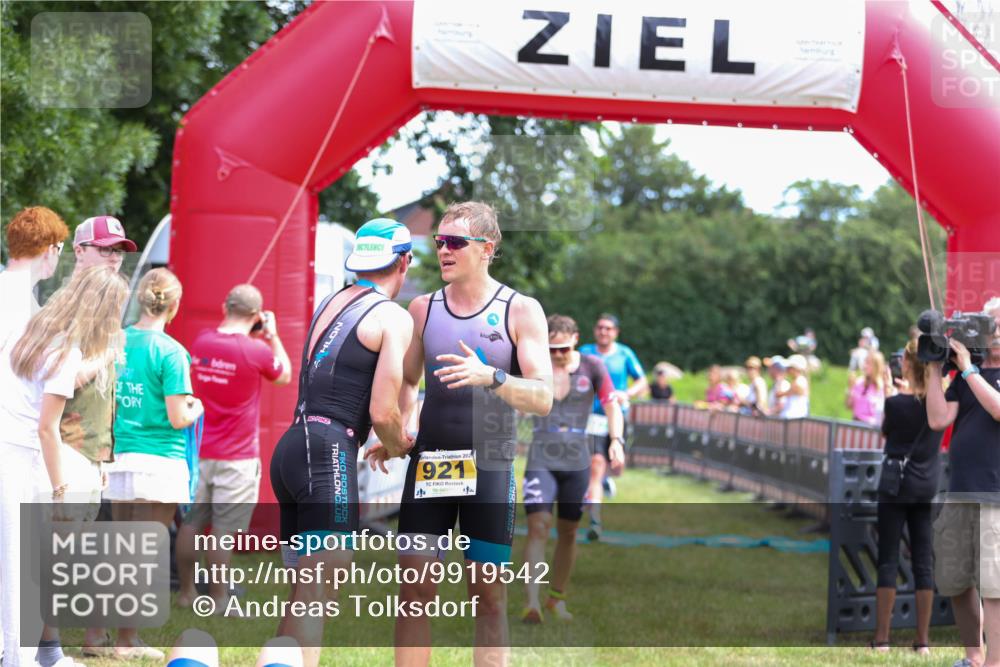 21.06.2026 - 29. Vierlanden-Triathlon Andreas Tolksdorf http://msf.ph/oto/9919542 21.06.2026 12:52:00 Ziel 677, 941, 954, 959, 981 meine-sportfotos.de