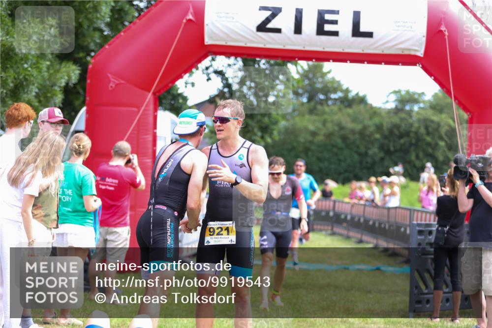 21.06.2026 - 29. Vierlanden-Triathlon Andreas Tolksdorf http://msf.ph/oto/9919543 21.06.2026 12:52:00 Ziel 677, 941, 954, 959, 981 meine-sportfotos.de