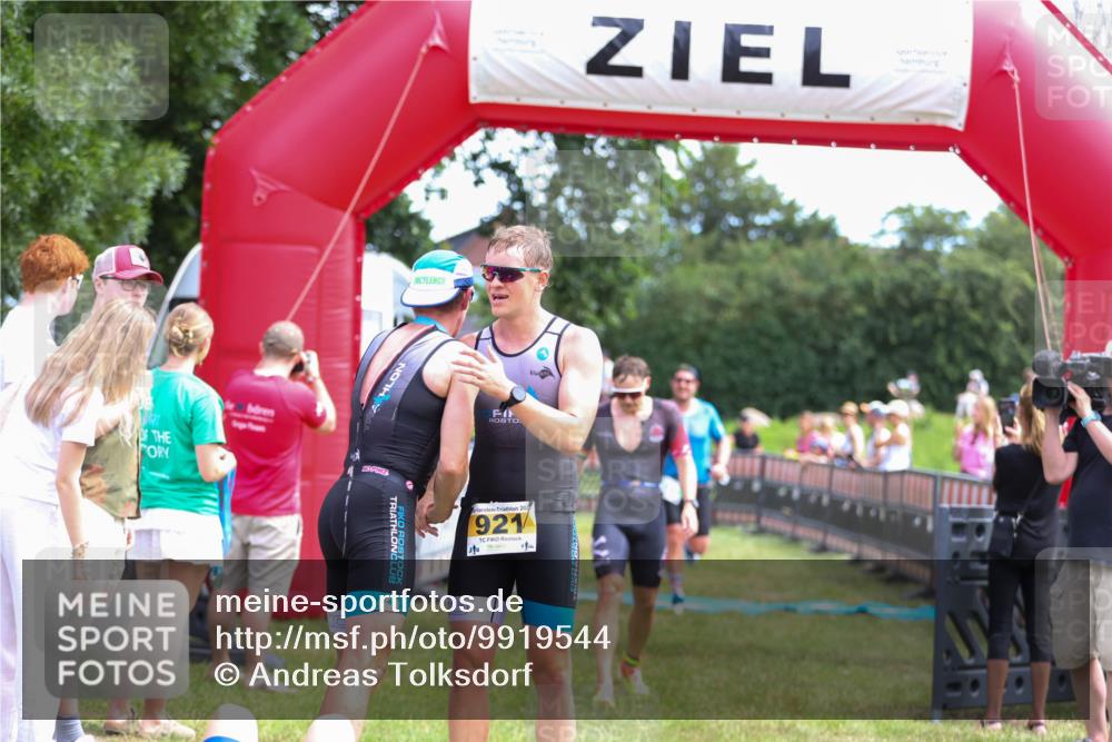 21.06.2026 - 29. Vierlanden-Triathlon Andreas Tolksdorf http://msf.ph/oto/9919544 21.06.2026 12:52:00 Ziel 677, 941, 954, 959, 981 meine-sportfotos.de