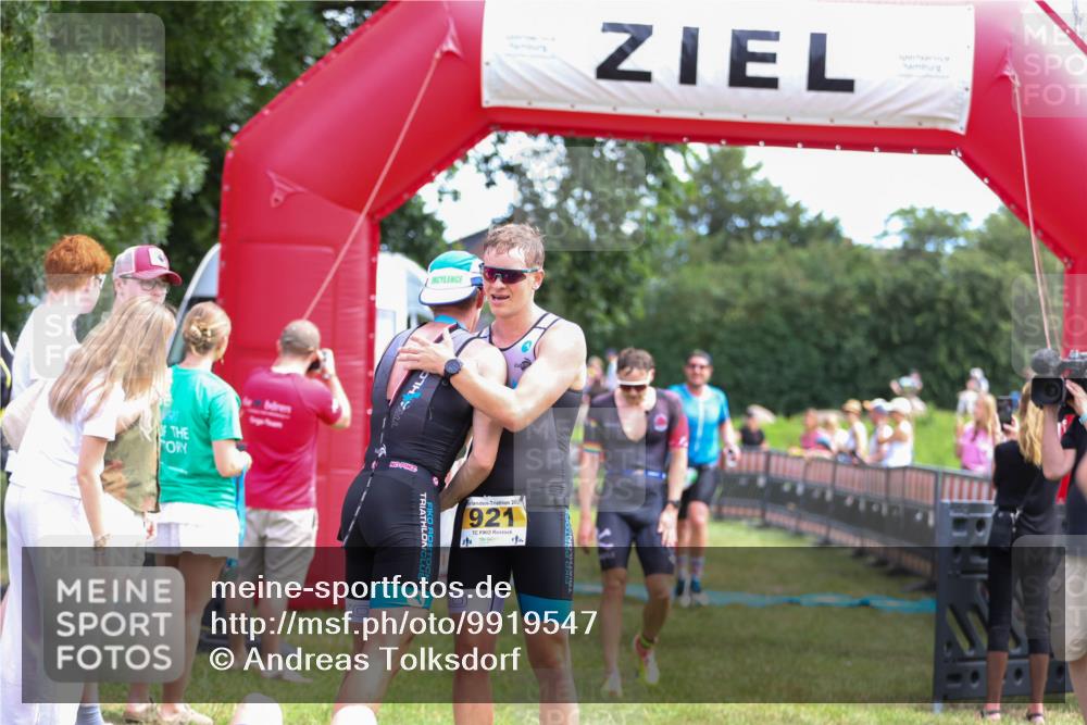 21.06.2026 - 29. Vierlanden-Triathlon Andreas Tolksdorf http://msf.ph/oto/9919547 21.06.2026 12:52:00 Ziel 677, 941, 954, 959, 981 meine-sportfotos.de