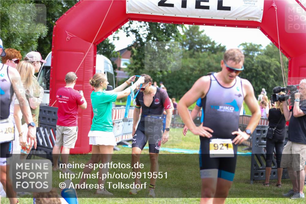 21.06.2026 - 29. Vierlanden-Triathlon Andreas Tolksdorf http://msf.ph/oto/9919551 21.06.2026 12:52:03 Ziel 677, 923, 954, 959, 981 meine-sportfotos.de