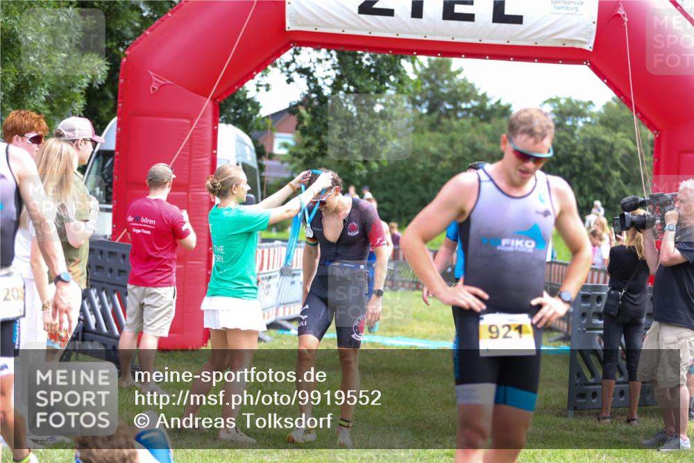 21.06.2026 - 29. Vierlanden-Triathlon Andreas Tolksdorf http://msf.ph/oto/9919552 21.06.2026 12:52:03 Ziel 677, 923, 954, 959, 981 meine-sportfotos.de