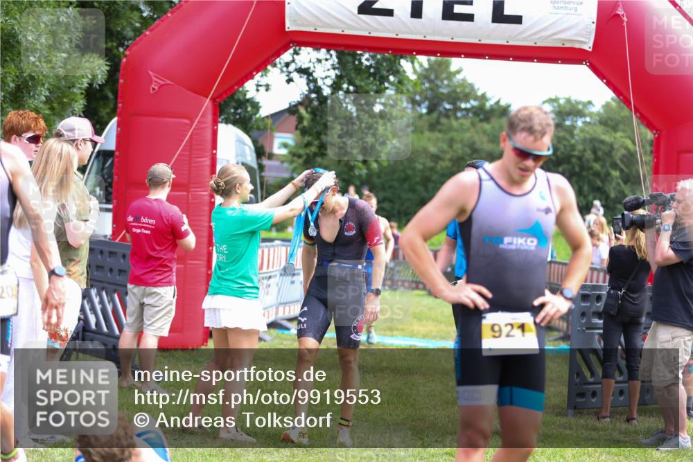 21.06.2026 - 29. Vierlanden-Triathlon Andreas Tolksdorf http://msf.ph/oto/9919553 21.06.2026 12:52:03 Ziel 677, 923, 954, 959, 981 meine-sportfotos.de
