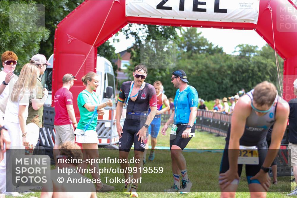 21.06.2026 - 29. Vierlanden-Triathlon Andreas Tolksdorf http://msf.ph/oto/9919559 21.06.2026 12:52:04 Ziel 677, 923, 954, 959, 963, 981 meine-sportfotos.de