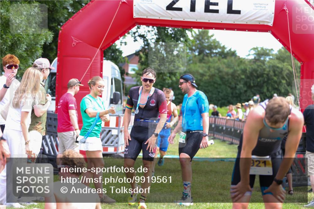 21.06.2026 - 29. Vierlanden-Triathlon Andreas Tolksdorf http://msf.ph/oto/9919561 21.06.2026 12:52:04 Ziel 677, 923, 954, 959, 963, 981 meine-sportfotos.de