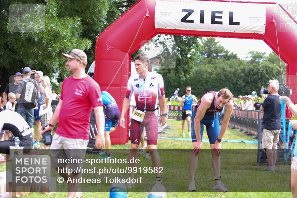 21.06.2026 - 29. Vierlanden-Triathlon Andreas Tolksdorf http://msf.ph/oto/9919582 21.06.2026 12:52:22 Ziel 917, 950 meine-sportfotos.de