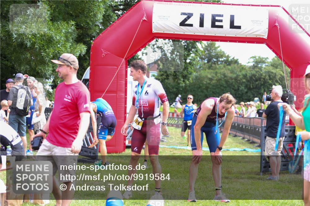 21.06.2026 - 29. Vierlanden-Triathlon Andreas Tolksdorf http://msf.ph/oto/9919584 21.06.2026 12:52:22 Ziel 917, 950 meine-sportfotos.de