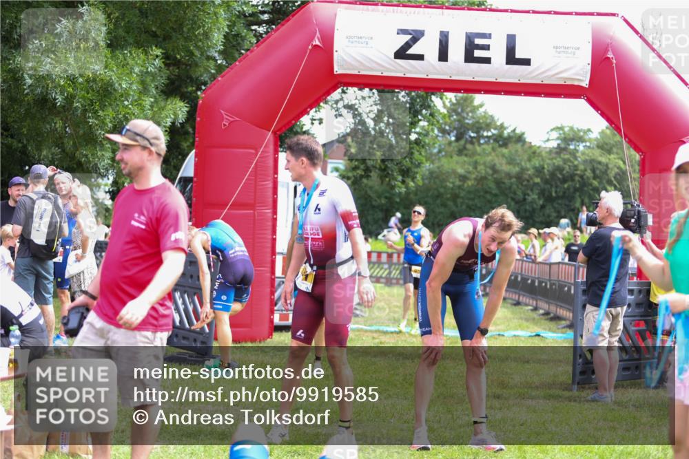 21.06.2026 - 29. Vierlanden-Triathlon Andreas Tolksdorf http://msf.ph/oto/9919585 21.06.2026 12:52:23 Ziel 917, 950, 951 meine-sportfotos.de