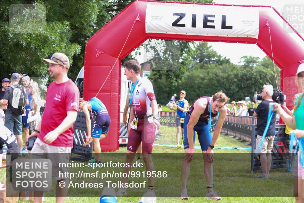 21.06.2026 - 29. Vierlanden-Triathlon Andreas Tolksdorf http://msf.ph/oto/9919586 21.06.2026 12:52:23 Ziel 917, 950, 951 meine-sportfotos.de