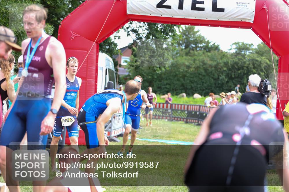 21.06.2026 - 29. Vierlanden-Triathlon Andreas Tolksdorf http://msf.ph/oto/9919587 21.06.2026 12:52:35 Ziel 51, 951, 956, 977 meine-sportfotos.de