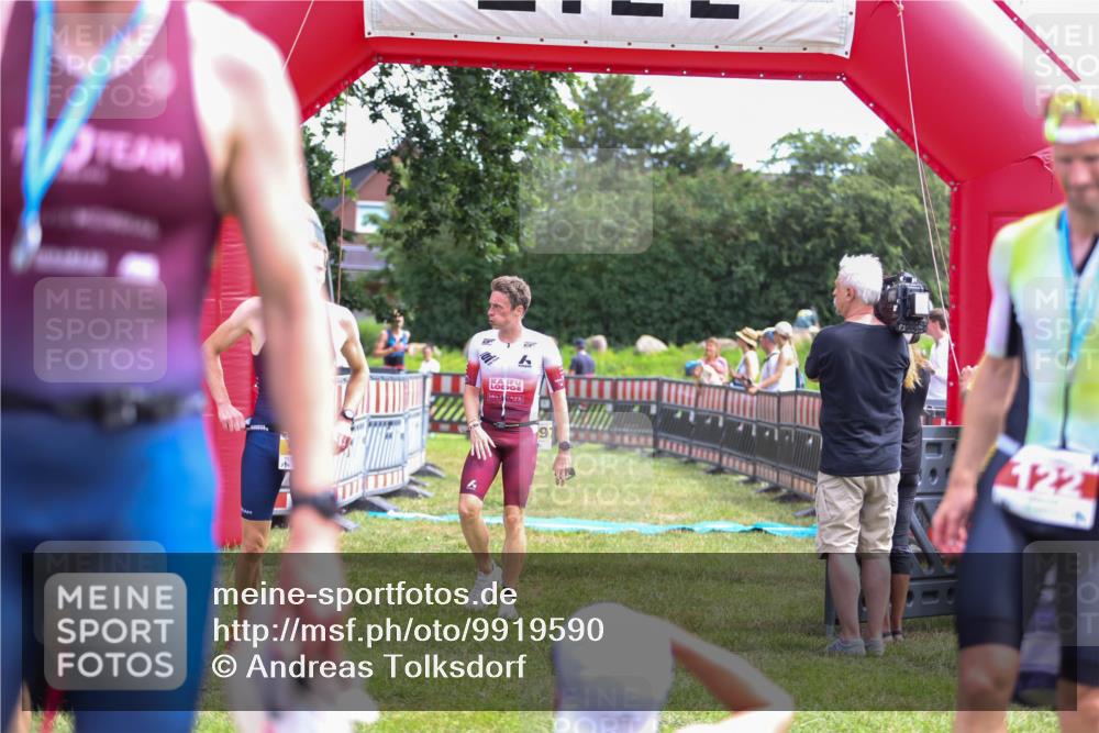 21.06.2026 - 29. Vierlanden-Triathlon Andreas Tolksdorf http://msf.ph/oto/9919590 21.06.2026 12:52:45 Ziel 56, 977 meine-sportfotos.de