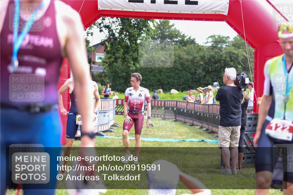 21.06.2026 - 29. Vierlanden-Triathlon Andreas Tolksdorf http://msf.ph/oto/9919591 21.06.2026 12:52:46 Ziel 56, 977 meine-sportfotos.de