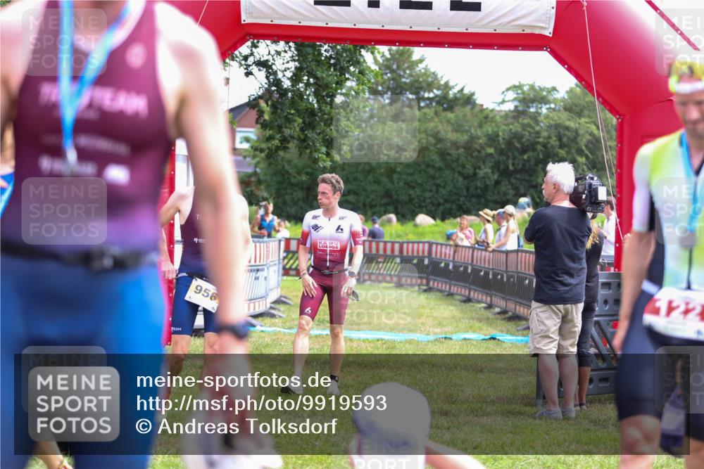 21.06.2026 - 29. Vierlanden-Triathlon Andreas Tolksdorf http://msf.ph/oto/9919593 21.06.2026 12:52:46 Ziel 56, 977 meine-sportfotos.de