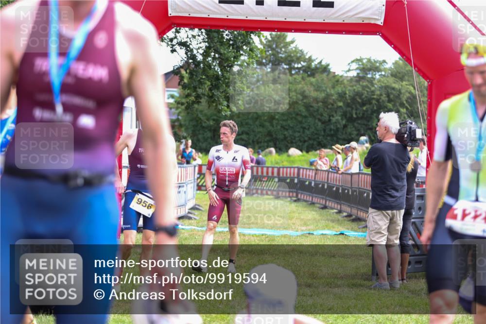 21.06.2026 - 29. Vierlanden-Triathlon Andreas Tolksdorf http://msf.ph/oto/9919594 21.06.2026 12:52:46 Ziel 56, 977 meine-sportfotos.de