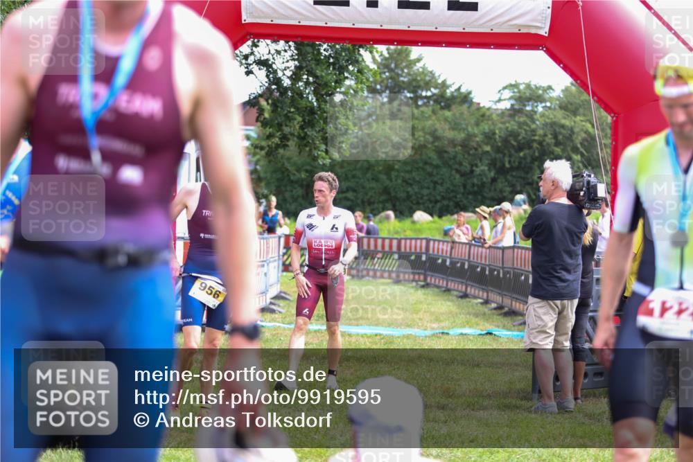 21.06.2026 - 29. Vierlanden-Triathlon Andreas Tolksdorf http://msf.ph/oto/9919595 21.06.2026 12:52:46 Ziel 56, 977 meine-sportfotos.de