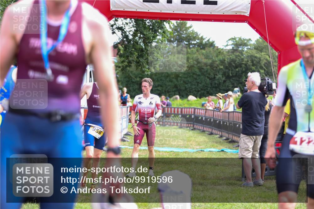 21.06.2026 - 29. Vierlanden-Triathlon Andreas Tolksdorf http://msf.ph/oto/9919596 21.06.2026 12:52:46 Ziel 56, 977 meine-sportfotos.de