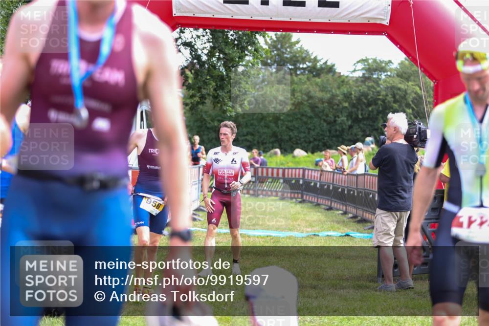 21.06.2026 - 29. Vierlanden-Triathlon Andreas Tolksdorf http://msf.ph/oto/9919597 21.06.2026 12:52:46 Ziel 56, 977 meine-sportfotos.de