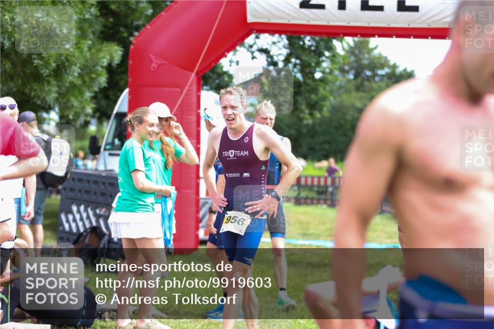 21.06.2026 - 29. Vierlanden-Triathlon Andreas Tolksdorf http://msf.ph/oto/9919603 21.06.2026 12:52:57 Ziel 944 meine-sportfotos.de