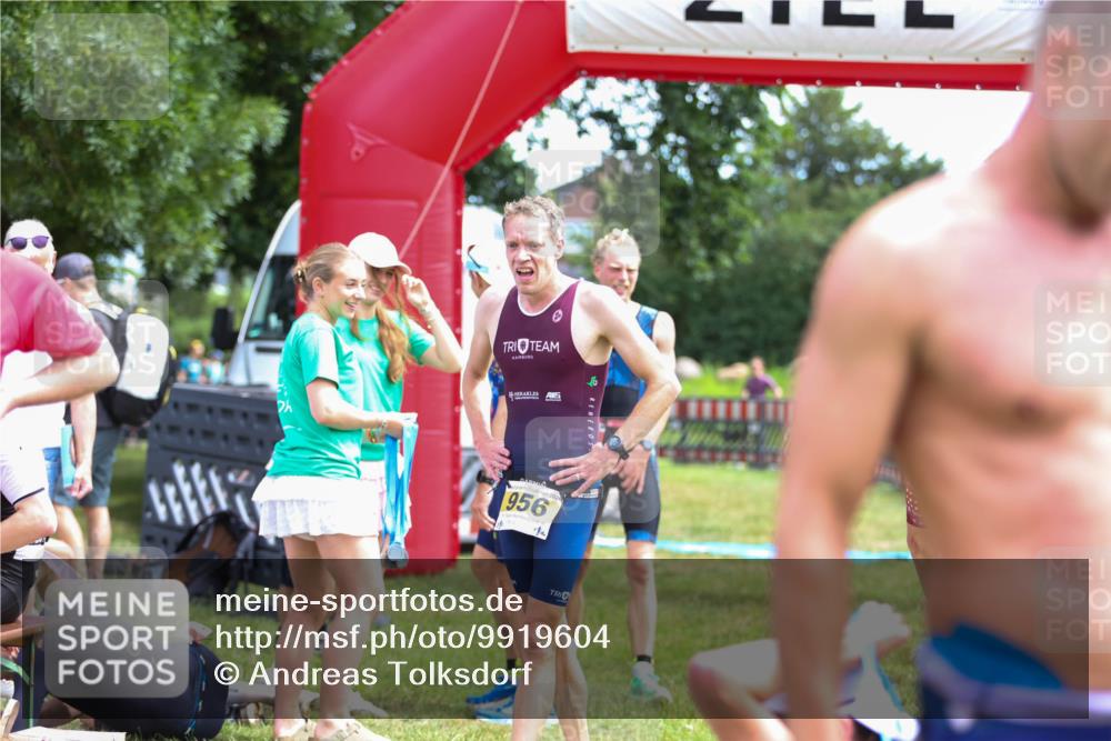 21.06.2026 - 29. Vierlanden-Triathlon Andreas Tolksdorf http://msf.ph/oto/9919604 21.06.2026 12:52:57 Ziel 944 meine-sportfotos.de