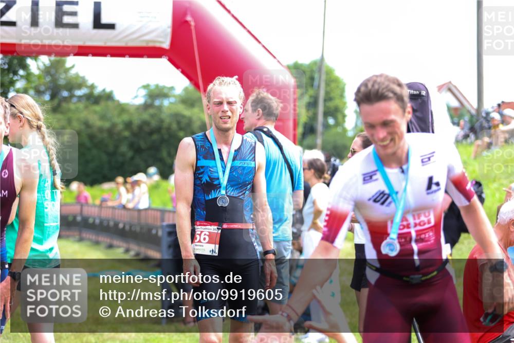 21.06.2026 - 29. Vierlanden-Triathlon Andreas Tolksdorf http://msf.ph/oto/9919605 21.06.2026 12:53:07 Ziel 944, 962 meine-sportfotos.de