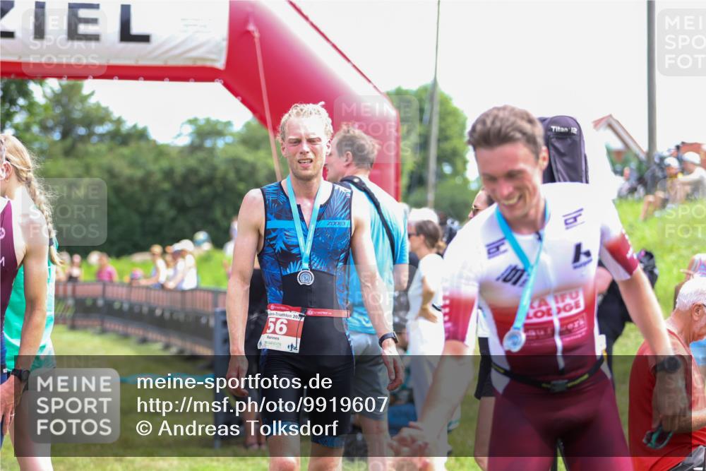 21.06.2026 - 29. Vierlanden-Triathlon Andreas Tolksdorf http://msf.ph/oto/9919607 21.06.2026 12:53:07 Ziel 944, 962 meine-sportfotos.de