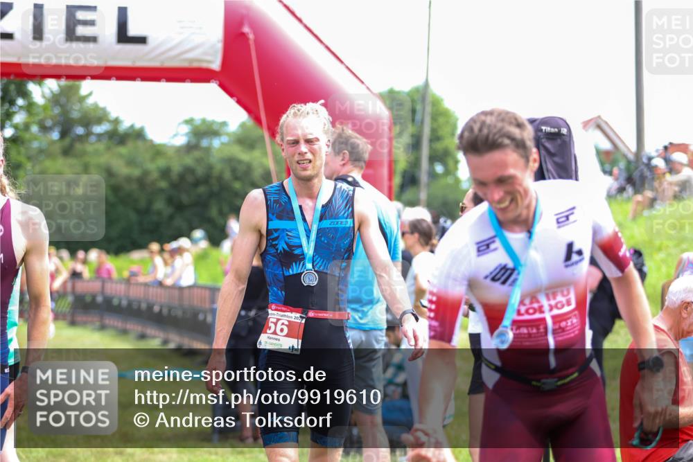 21.06.2026 - 29. Vierlanden-Triathlon Andreas Tolksdorf http://msf.ph/oto/9919610 21.06.2026 12:53:07 Ziel 944, 962 meine-sportfotos.de