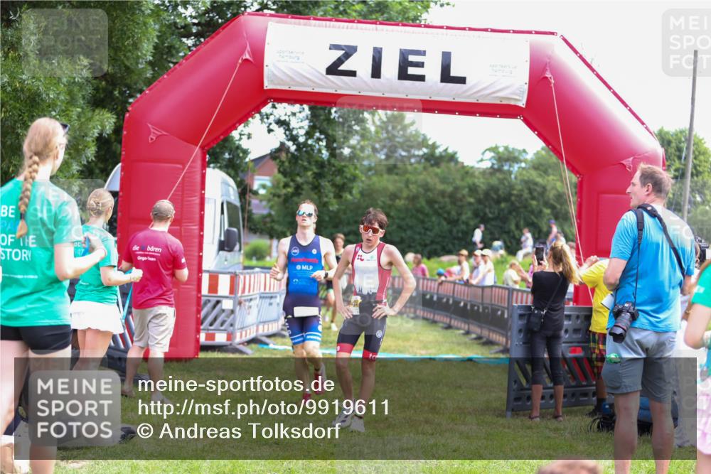 21.06.2026 - 29. Vierlanden-Triathlon Andreas Tolksdorf http://msf.ph/oto/9919611 21.06.2026 12:53:18 Ziel 915, 958, 962, 970, 971 meine-sportfotos.de