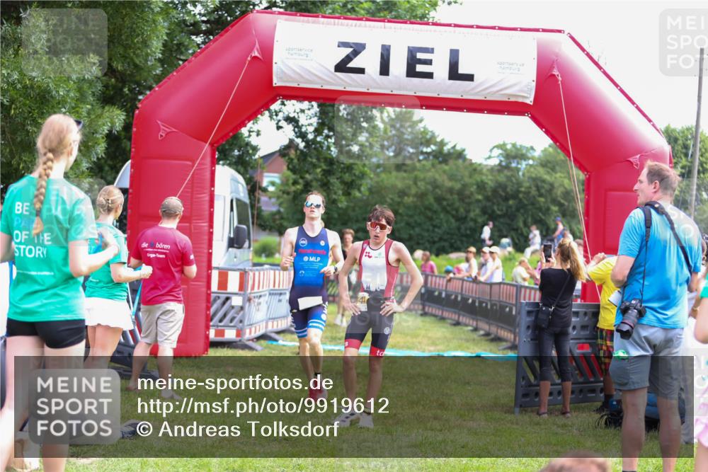 21.06.2026 - 29. Vierlanden-Triathlon Andreas Tolksdorf http://msf.ph/oto/9919612 21.06.2026 12:53:18 Ziel 915, 958, 962, 970, 971 meine-sportfotos.de