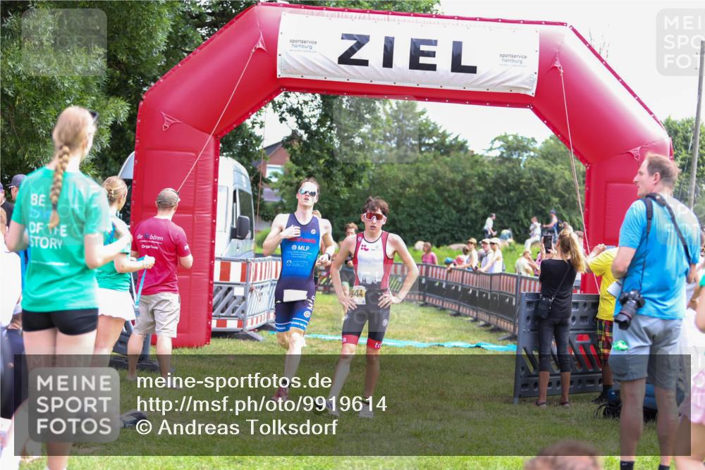 21.06.2026 - 29. Vierlanden-Triathlon Andreas Tolksdorf http://msf.ph/oto/9919614 21.06.2026 12:53:19 Ziel 21, 915, 958, 962, 970, 971 meine-sportfotos.de