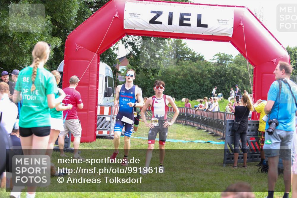 21.06.2026 - 29. Vierlanden-Triathlon Andreas Tolksdorf http://msf.ph/oto/9919616 21.06.2026 12:53:19 Ziel 21, 915, 958, 962, 970, 971 meine-sportfotos.de