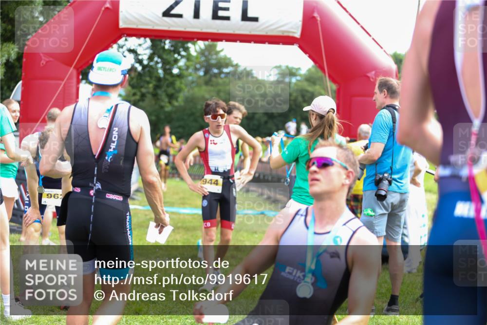 21.06.2026 - 29. Vierlanden-Triathlon Andreas Tolksdorf http://msf.ph/oto/9919617 21.06.2026 12:53:22 Ziel 21, 915, 958, 962, 970, 971 meine-sportfotos.de