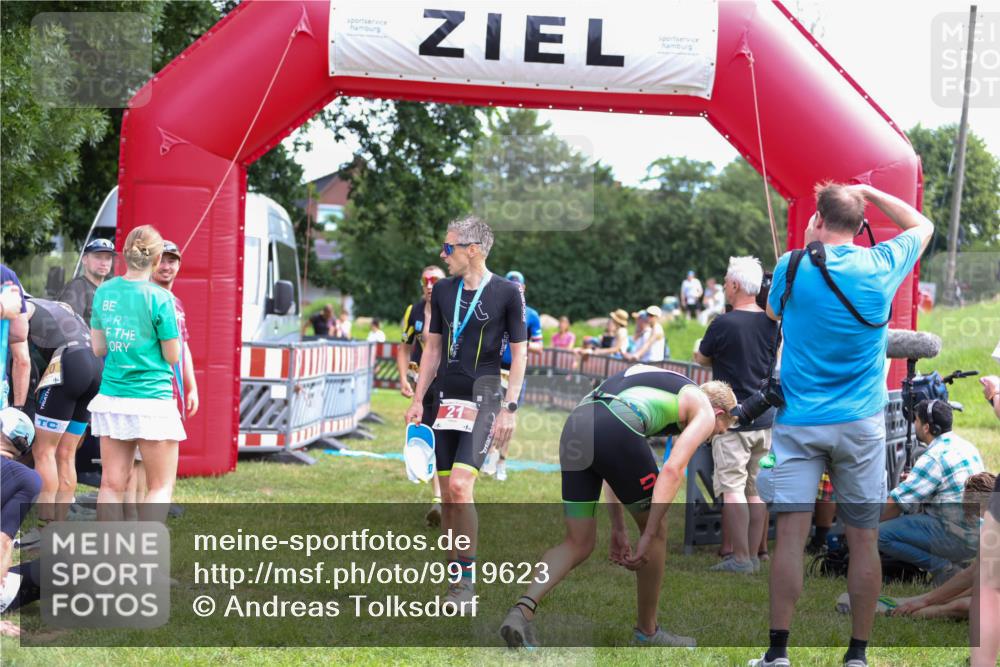 21.06.2026 - 29. Vierlanden-Triathlon Andreas Tolksdorf http://msf.ph/oto/9919623 21.06.2026 12:53:48 Ziel 911, 916, 937, 967, 972 meine-sportfotos.de