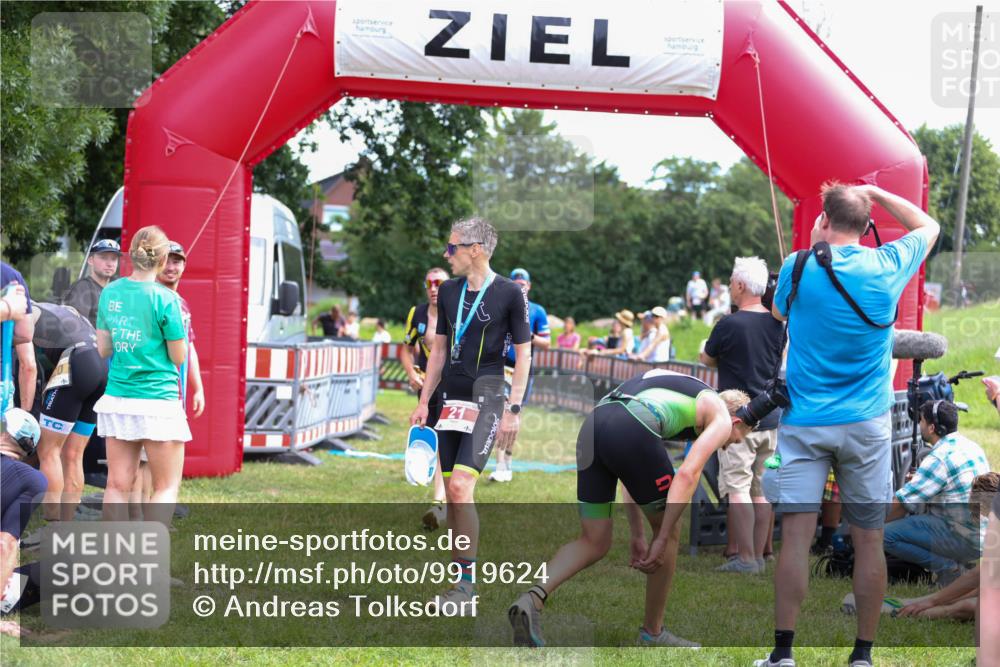21.06.2026 - 29. Vierlanden-Triathlon Andreas Tolksdorf http://msf.ph/oto/9919624 21.06.2026 12:53:48 Ziel 911, 916, 937, 967, 972 meine-sportfotos.de
