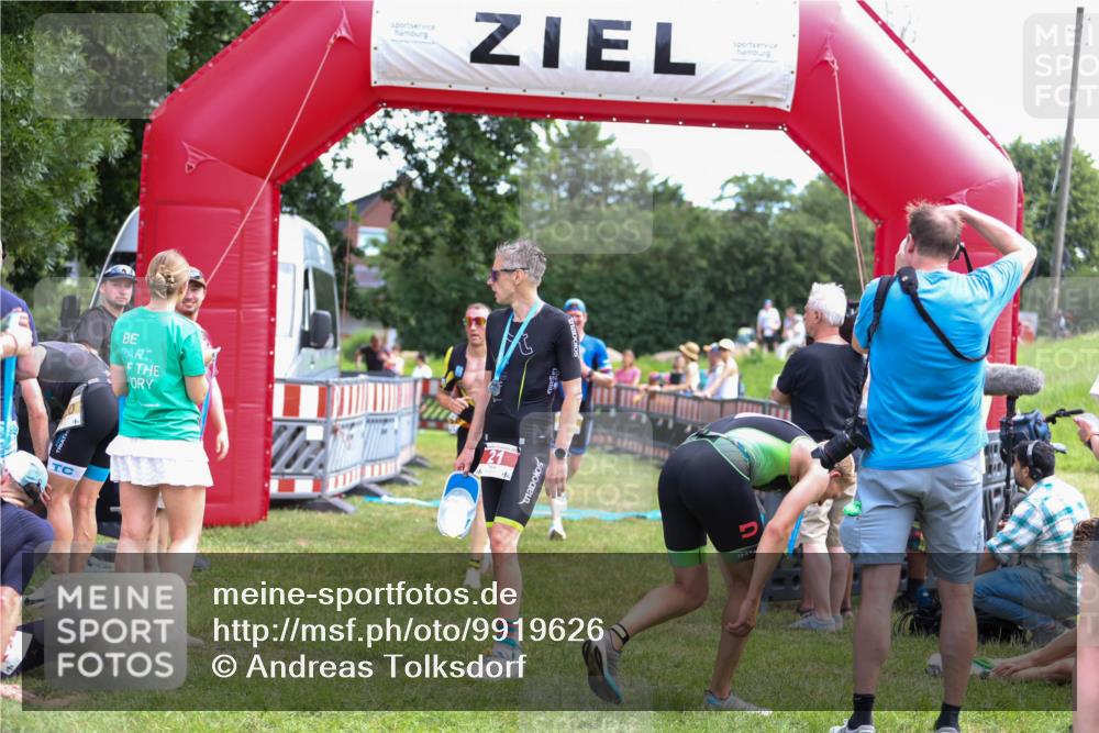 21.06.2026 - 29. Vierlanden-Triathlon Andreas Tolksdorf http://msf.ph/oto/9919626 21.06.2026 12:53:48 Ziel 911, 916, 937, 967, 972 meine-sportfotos.de