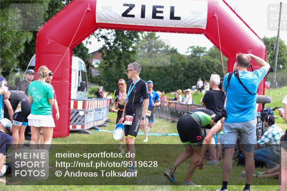 21.06.2026 - 29. Vierlanden-Triathlon Andreas Tolksdorf http://msf.ph/oto/9919628 21.06.2026 12:53:49 Ziel 911, 916, 937, 967, 972 meine-sportfotos.de