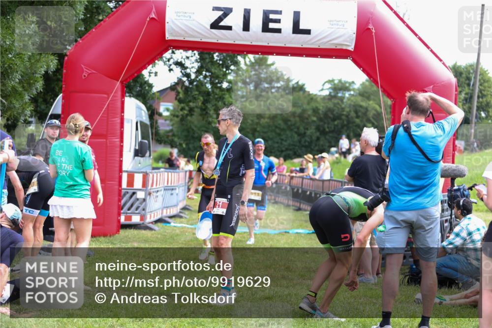 21.06.2026 - 29. Vierlanden-Triathlon Andreas Tolksdorf http://msf.ph/oto/9919629 21.06.2026 12:53:49 Ziel 911, 916, 937, 967, 972 meine-sportfotos.de