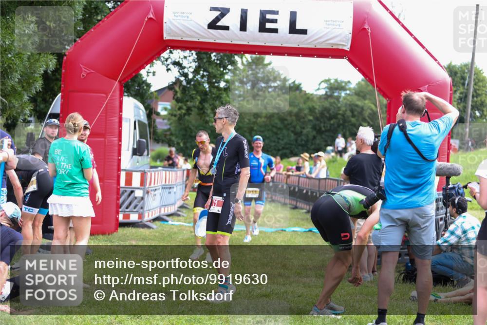 21.06.2026 - 29. Vierlanden-Triathlon Andreas Tolksdorf http://msf.ph/oto/9919630 21.06.2026 12:53:49 Ziel 911, 916, 937, 967, 972 meine-sportfotos.de