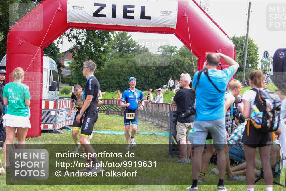21.06.2026 - 29. Vierlanden-Triathlon Andreas Tolksdorf http://msf.ph/oto/9919631 21.06.2026 12:53:49 Ziel 911, 916, 937, 967, 972 meine-sportfotos.de