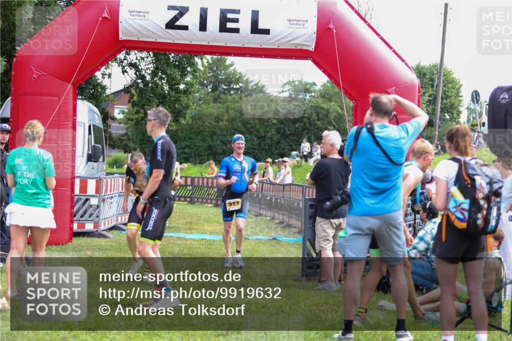 21.06.2026 - 29. Vierlanden-Triathlon Andreas Tolksdorf http://msf.ph/oto/9919632 21.06.2026 12:53:49 Ziel 911, 916, 937, 967, 972 meine-sportfotos.de