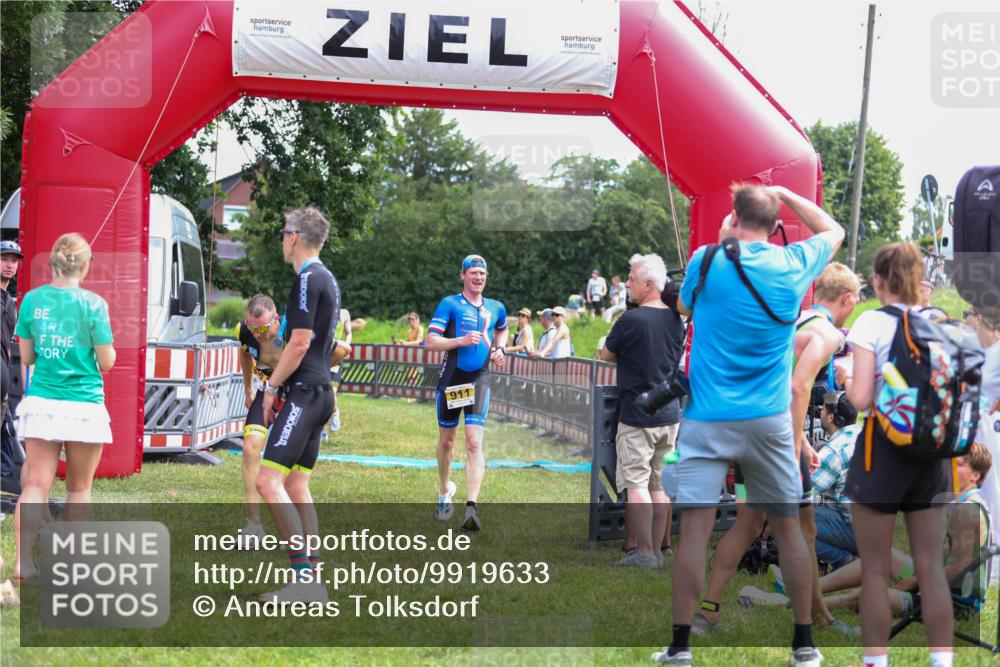 21.06.2026 - 29. Vierlanden-Triathlon Andreas Tolksdorf http://msf.ph/oto/9919633 21.06.2026 12:53:50 Ziel 911, 916, 937, 967, 972 meine-sportfotos.de