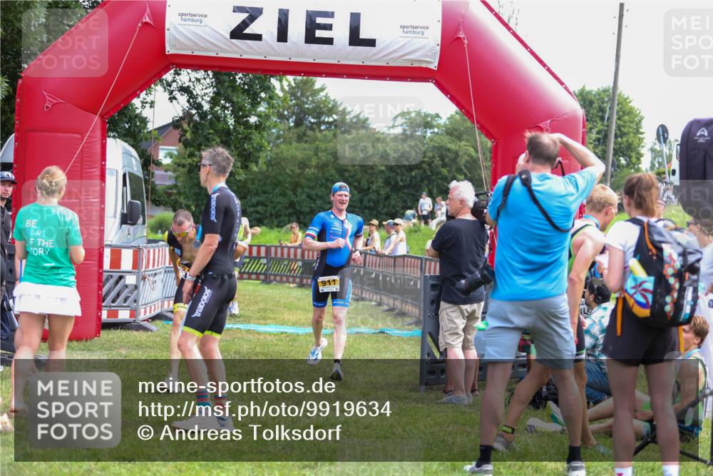 21.06.2026 - 29. Vierlanden-Triathlon Andreas Tolksdorf http://msf.ph/oto/9919634 21.06.2026 12:53:50 Ziel 911, 916, 937, 967, 972 meine-sportfotos.de