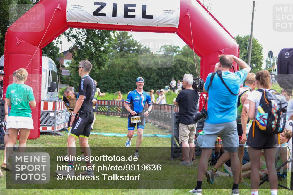 21.06.2026 - 29. Vierlanden-Triathlon Andreas Tolksdorf http://msf.ph/oto/9919636 21.06.2026 12:53:50 Ziel 911, 916, 937, 967, 972 meine-sportfotos.de