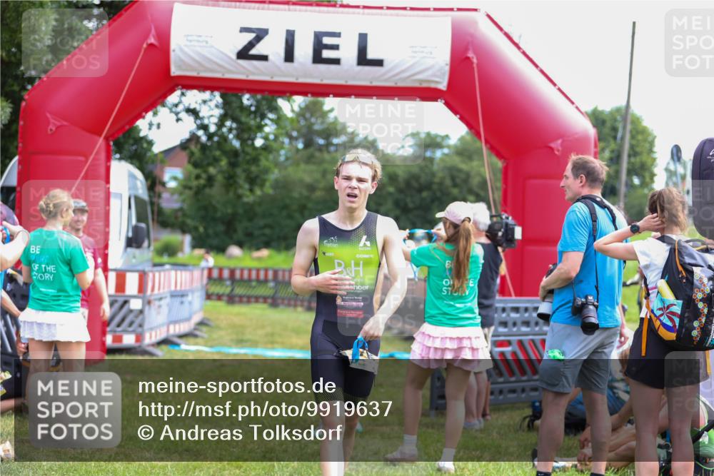 21.06.2026 - 29. Vierlanden-Triathlon Andreas Tolksdorf http://msf.ph/oto/9919637 21.06.2026 12:53:59 Ziel 967 meine-sportfotos.de